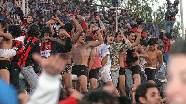 El festejo de los jugadores e hinchas de Patronato en el estadio Grella.&nbsp;