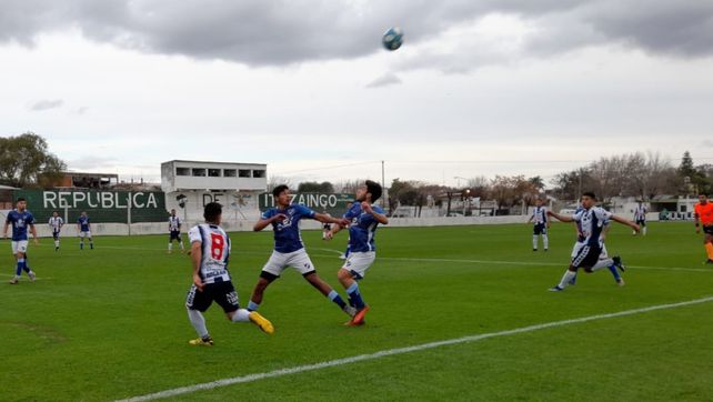 Disputado. Los salaítos Natanael Sánchez y Juan Benítez van en busca del balón ante la mirada del volante local Mauro Olivetti.