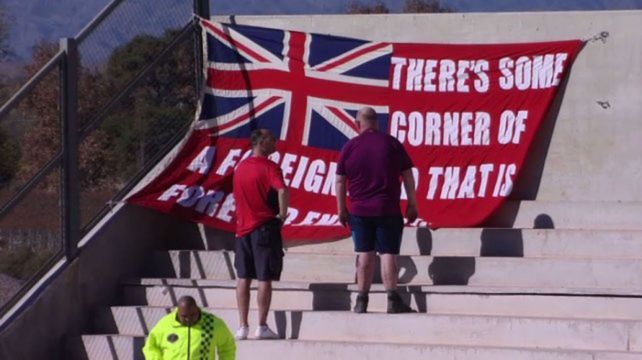 La bandera que colocaron hinchas ingleses en la previa del partido entre Los Pumas - Inglaterra.