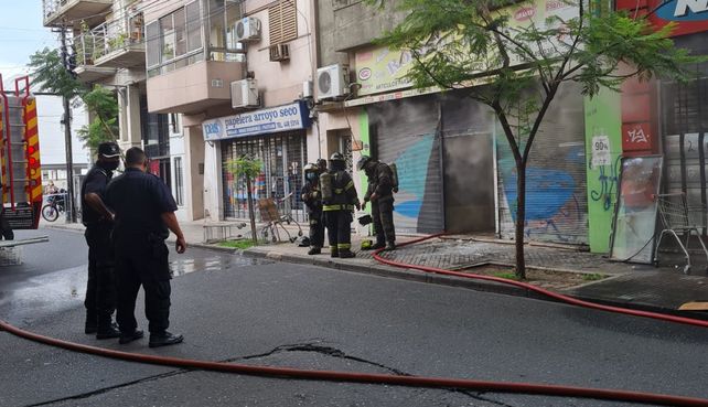 Tensión en el centro por el incendio de un comercio a metros de la Maternidad Martín