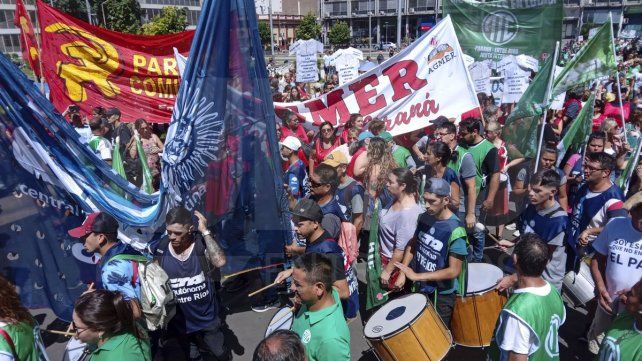 El paro y movilización de CGT y CTA se replica en Paraná: Más que un llamado a la lucha
