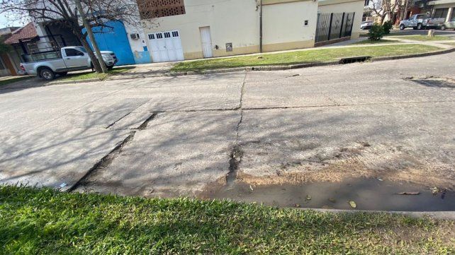 Un hundimiento en barrio Sargento Cabral está rajando varias viviendas