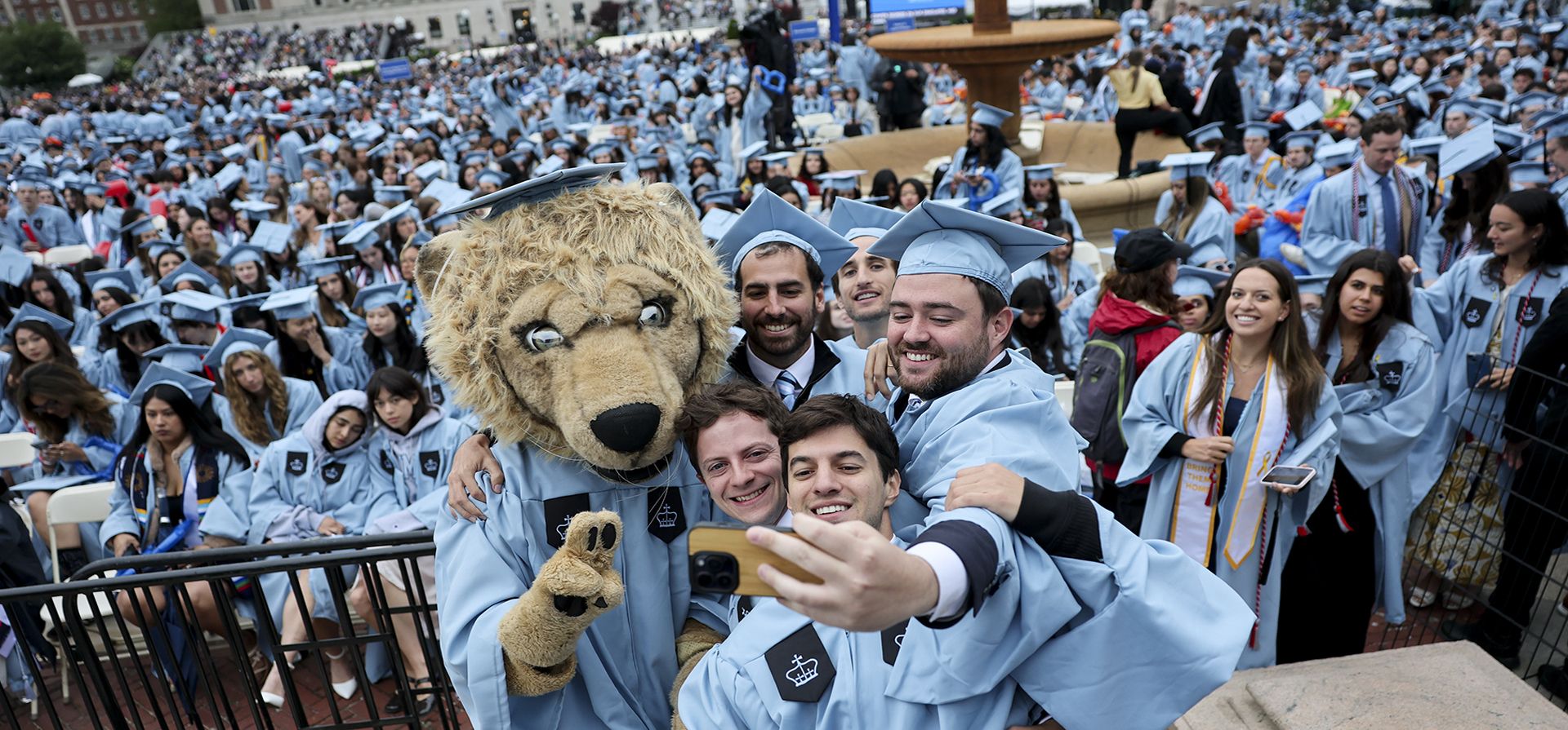 Estudiantes posan con una persona vestida como la mascota del león Roar-ee, el día de la ceremonia de graduación de la Universidad de Columbia, en el campus principal de la universidad, en Manhattan, el miércoles 21 de mayo de 2025, en Nueva York. (Jeenah Moon/Pool Photo AP) Estudiantes posan con una persona vestida como la mascota del león Roar-ee, el día de la ceremonia de graduación de la Universidad de Columbia, en el campus principal de la universidad, en Manhattan, el miércoles 21 de mayo de 2025, en Nueva York. (Jeenah Moon/Pool Photo AP)