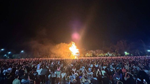 Colón: estudiantes realizaron la tradicional Quema del Muñeco en Parque Quirós