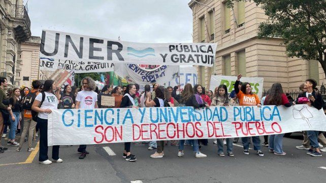 23A: la Marcha Federal en defensa de la Educación pública llenó el centro de Paraná