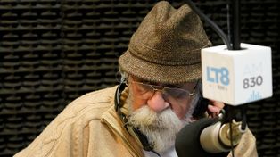 Bigote revela que la radio es lo que lo mantiene vivo desde hace décadas.