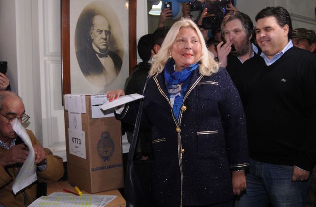 Elisa Carrió almorzó con Macri, votó feliz pero fue increpada por manifestantes