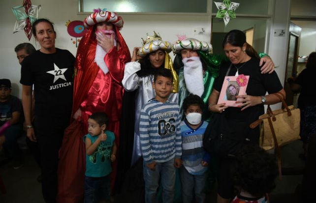 Los Reyes Magos y algunos familiares de la tragedia de Salta 2141 cambiaron dolor por alegría al entregar juguetes en el Vilela. (Foto: C. Mutti Lovera)