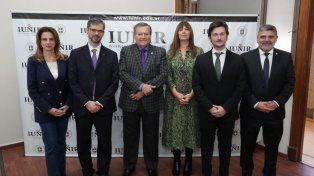 Prof. Giovanna Scocozza, Directora del CVCL y Delegada para las Relaciones Internacionales con América Latina y Rector Prof. Valerio De Cesaris de la Universidad para Extranjeros de Perugia (Italia); Rector Cav. Dr. Mario A. Secchi; Dra. Karina Elmir, Vicerrectora del Instituto Universitario Italiano de Rosario (IUNIR); Sr. Marco Bocchi, Cónsul General de Italia en Rosario; y Dr. Walter Bordino, Secretario Académico Institucional IUNIR.