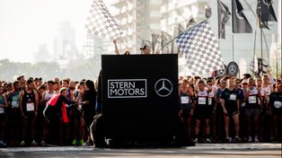 Listos, preparados. La multitud espera la señal de partida en la costanera. Un éxito para la competencia.