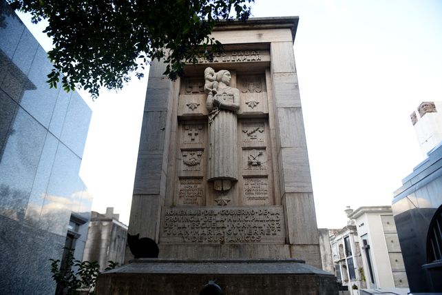El municipio lleva adelante la restauración del cementerio El Salvador con una serie de acciones para cuidar el legado artístico y arquitectónico del espacio.