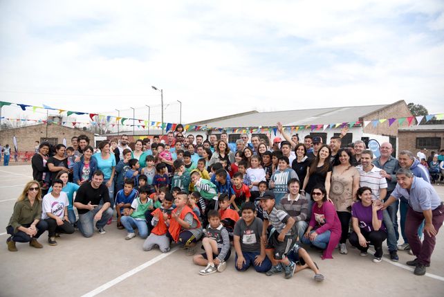 De fiesta. Los chicos del barrio festejaron ayer junto a funcionarios.