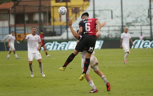Salcedo actuó como hombre libre ante Barracas y fue uno de los responsables de la jugada que obligó a Newell’s a remar contra la corriente.&nbsp;