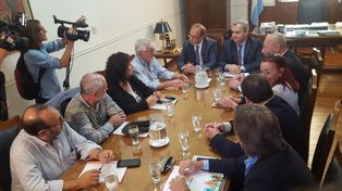 La provincia mejoró la oferta salarial a estatales y docentes y ofreció un 15% de aumento