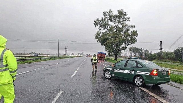 El puente Zárate-Brazo Largo está cortado por el temporal.