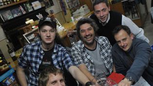 Las noches con amigos son indispensables para que los hombres se sientan felices