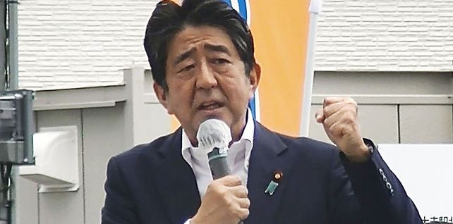 En esta imagen captura de video, el exprimer ministro japonés Shinzo Abe pronuncia un discurso de campaña en Nara, en el oeste de Japón, poco antes de que le dispararan el viernes 8 de julio de 2022. 