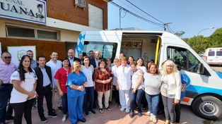 El gobernador presidió la ceremonia de entrega del centro de salud de María Juana. Participaron también el senador, Alcides Calvo, la jefa comunal Sandra Gaido y el personal de la clínica.