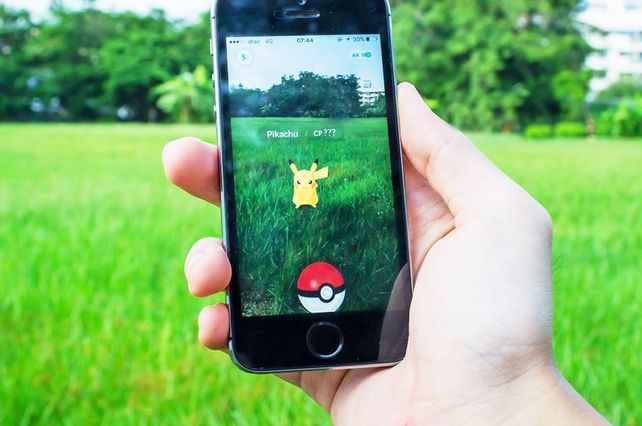 La locura por Pokémon Go llegó a Roldán: la emoción de tres chicos al atrapar a Pikachu
