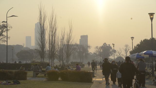 irrespirable. El humo por los incendios en las islas abrió el debate sobre la calidad del aire en la ciudad.
