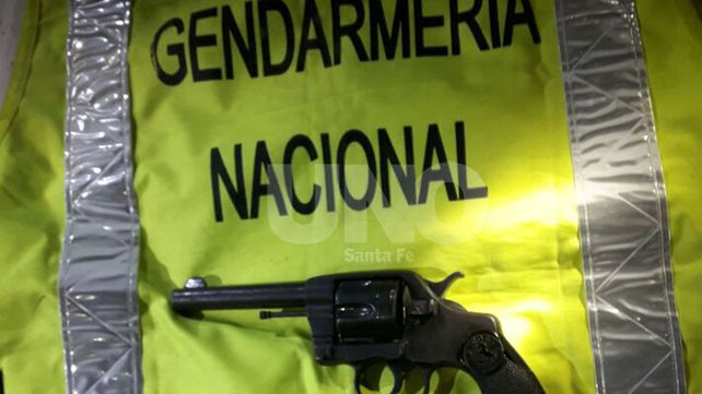 Sin salida: persiguieron y aprehendieron a un hombre con una arma de guerra