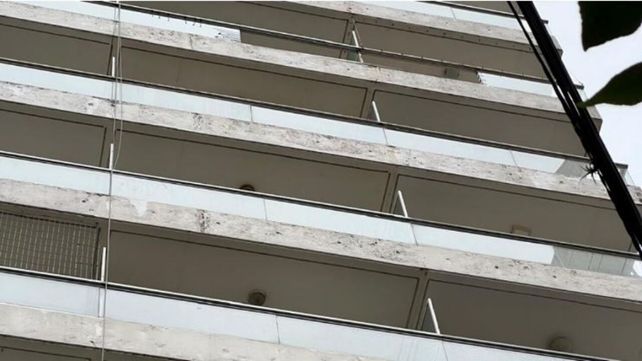 La placa de vidrio se desprendió de un balcón de altura considerable.