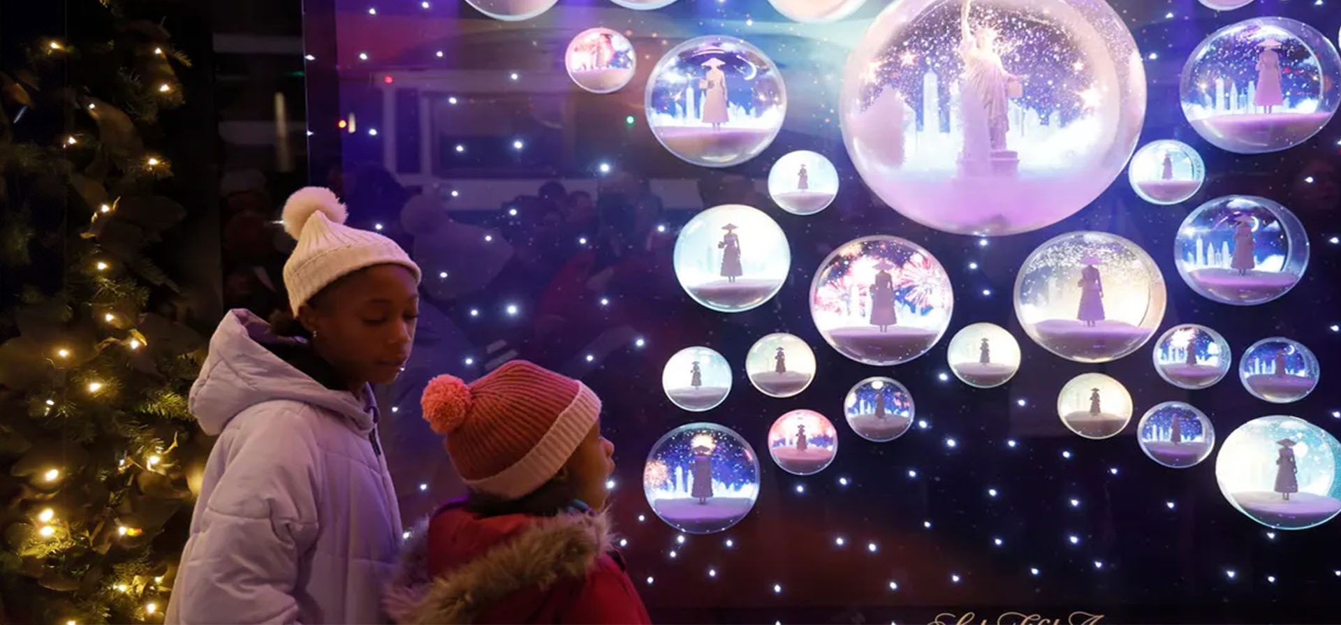 La gente se reúne cuando Saks Fifth Avenue inaugura sus escaparates navideños, Nueva York, Estados Unidos. Fotografía: John Lamparski/Getty Images La gente se reúne cuando Saks Fifth Avenue inaugura sus escaparates navideños, Nueva York, Estados Unidos. Fotografía: John Lamparski/Getty Images