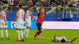 Austria se encontró con un conjunto incómodo, pero logró efectividad para pegar el golpe en el debut.