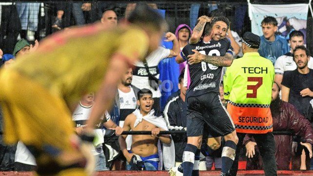 Colón por tercera vez en su historia descendió a la segunda división del fútbol argentino.