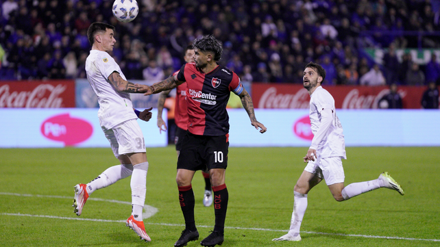 Ever Banega no llega a interceptar la pelota en el partido entre Newells y Vélez. La Lepra necesita que el Diez mejore.&nbsp;