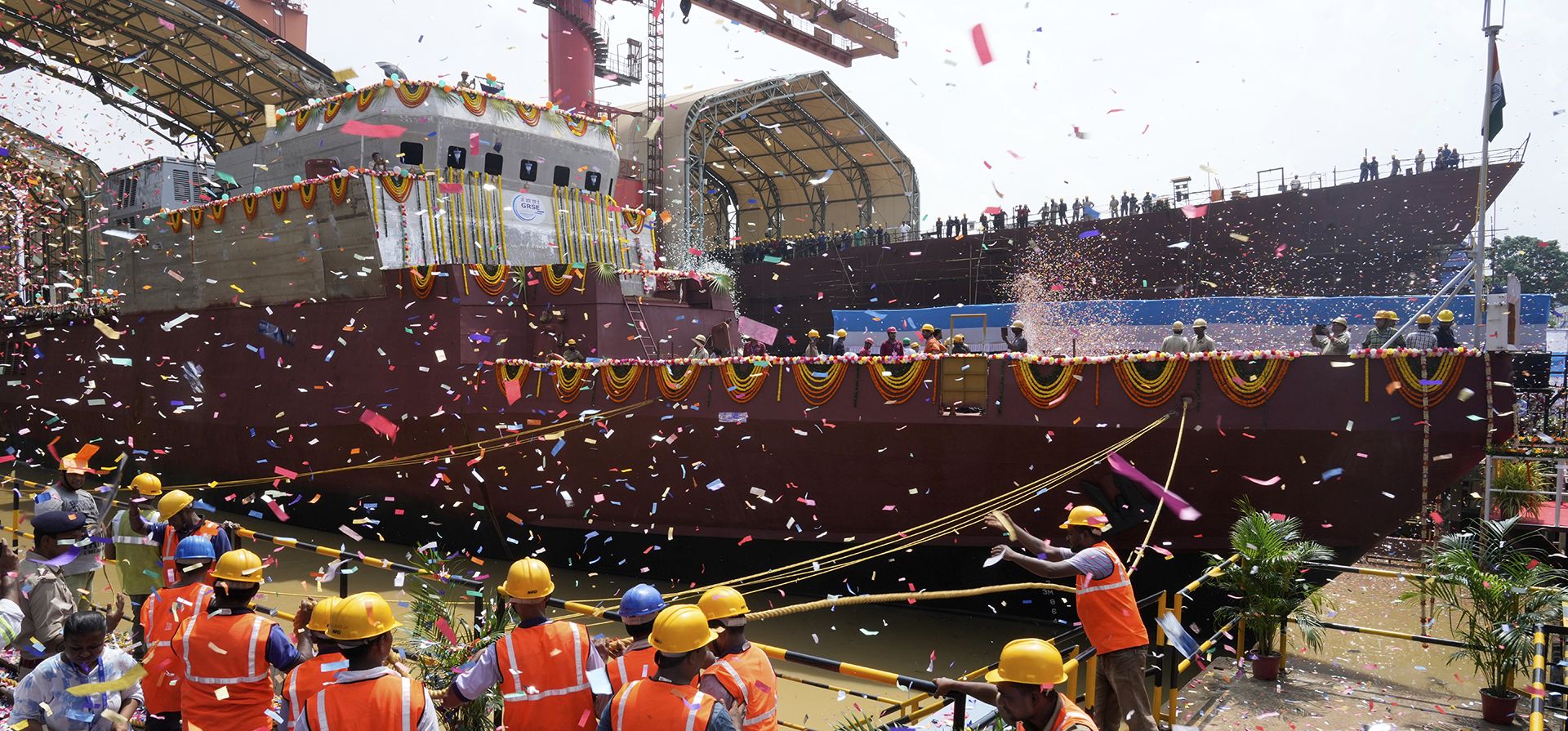 Trabajadores observan cómo vuelan confetis en el aire durante la botadura del Ajay, una embarcación antisubmarina de aguas poco profundas (ASW-SWC) para la Armada de la India, en las instalaciones de Garden Reach Shipbuilders and Engineers, en Calcuta, India, el lunes 21 de julio de 2025. (Foto AP/Bikas Das) Trabajadores observan cómo vuelan confetis en el aire durante la botadura del Ajay, una embarcación antisubmarina de aguas poco profundas (ASW-SWC) para la Armada de la India, en las instalaciones de Garden Reach Shipbuilders and Engineers, en Calcuta, India, el lunes 21 de julio de 2025. (Foto AP/Bikas Das)