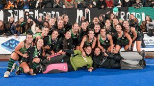 Las chicas de Duendes festejan la obtención del Apertura de hockey tras superar a su clásico rival del barrio Las Delicias.