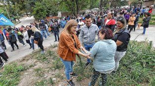 En campaña, Rosario Romero, tuvo contacto directo con los vecinos y vecinas.