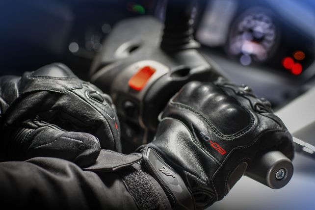 Los guantes deben ser cómodos, ligeros, fuertes. No necesariamente hay que comprarlos en casas de motos. 