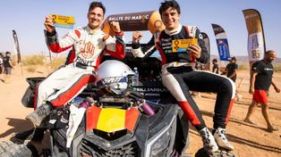 Osmar Anuar (izquierda) junto a Fidel Castillo, al ganar una etapa en Marruecos. El rosarino debutará en el Dakar, en Arabia Saudita.