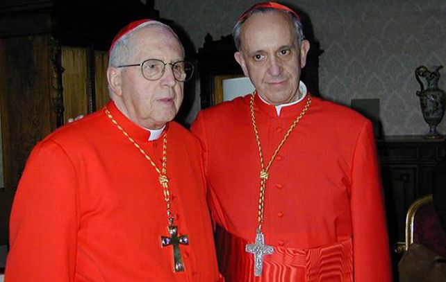 El cardenal argentino Jorge María Mejía junto a Bergoglio en una imagen de archivo.