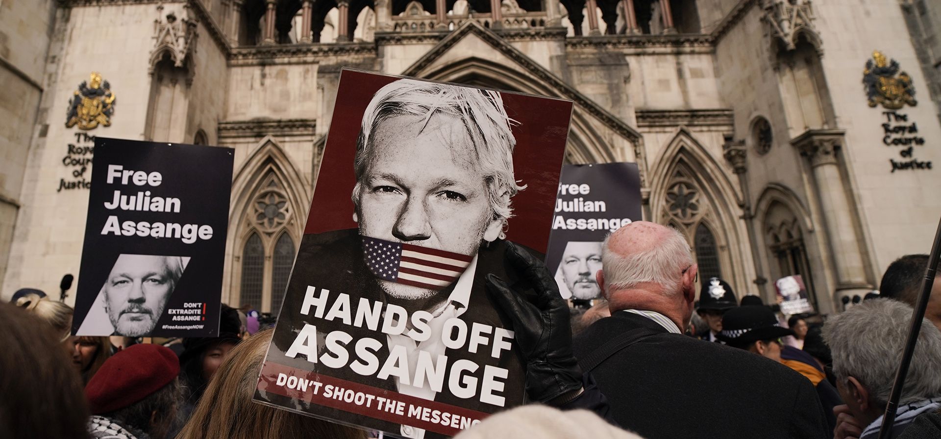 Assange, esposa del fundador de Wikileaks, Julian Assange, emitió una declaración frente a los Tribunales Reales de Justicia, en Londres, el martes 26 de marzo de 2024. (Foto AP/Alberto Pezzali) Assange, esposa del fundador de Wikileaks, Julian Assange, emitió una declaración frente a los Tribunales Reales de Justicia, en Londres, el martes 26 de marzo de 2024. (Foto AP/Alberto Pezzali)