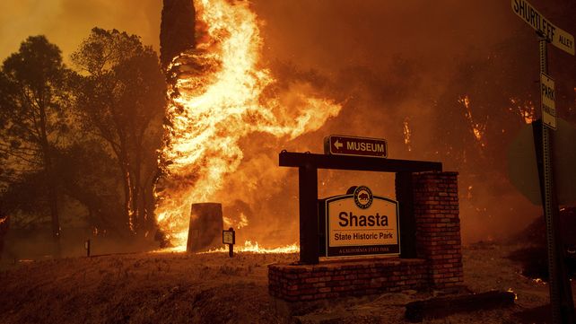 Incendios forestales fuera de control azotan grandes regiones de California