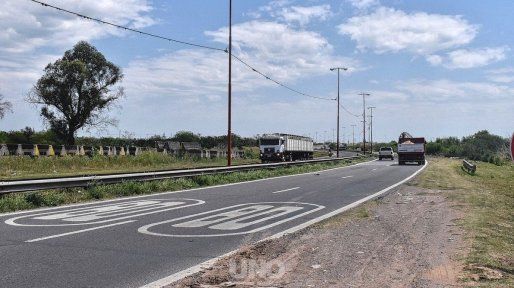 La Circunvalación Oeste se convirtió en una trampa: a una oficial de policía le destrozaron el parabrisas de su auto de un piedrazo