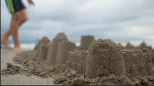 Un nene de 11 años murió aplastado por un castillo de arena mientras jugaba en una playa