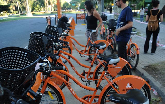 Flamantes. El sistema de bicicletas públicas debutó el pasado 29 de marzo y desde entonces cosecha elogios.