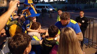 Jorge Broun fue el único que fue a saludar a los hinchas de Central. Firmó autógrafos y se sacó muchas fotos.