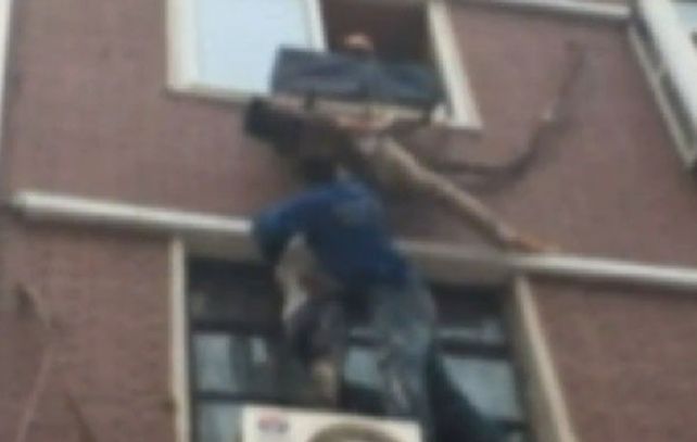 Una mujer quedó colgada de un cuarto piso solamente sujetada por una pierna