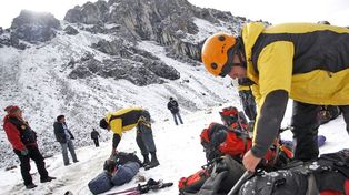 Hallan estrellado al helicóptero peruano que llevaba 14 personas
