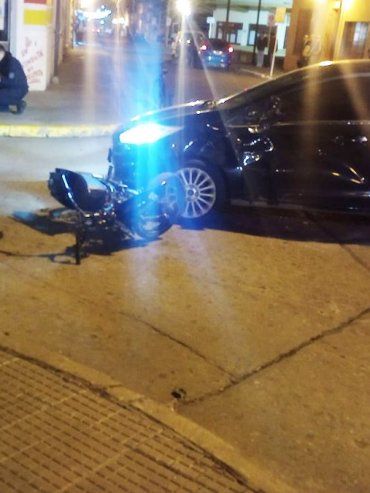 Victoria: dos menores lesionados al colisionar auto y moto