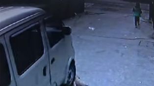 Un niño sale ileso tras ser arrollado por una camioneta mientras jugaba en la calle