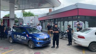 Efectivos policiales durante el procedimiento realizado en la estación de servicios de Seguí y Avellaneda, donde detuvieron a un encubridor de robo.&nbsp;
