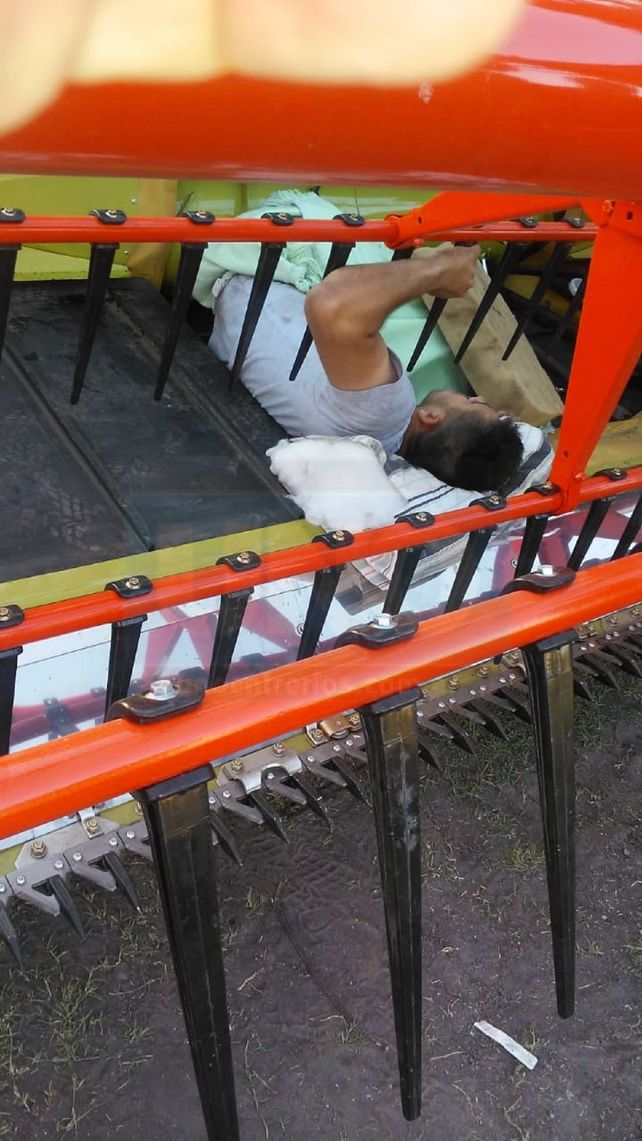Accidente: casi lo mata la plataforma de la cosechadora