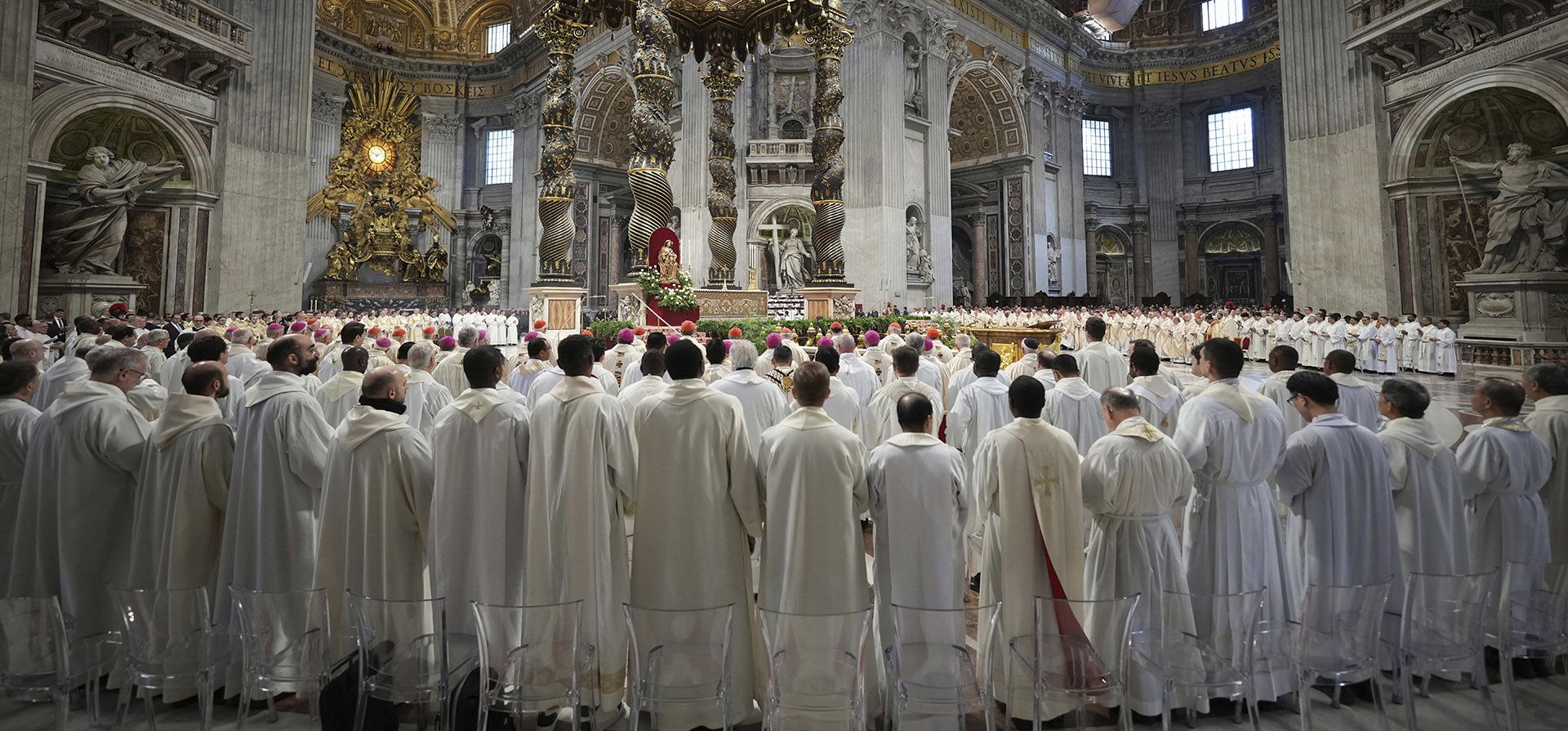 Prelados asisten a la Misa Crismal presidida por el delegado del Santo Padre, el cardenal Domenico Calcagno, en la Basílica de San Pedro del Vaticano, el jueves 17 de abril de 2022. (Foto AP/Andrew Medichini) Prelados asisten a la Misa Crismal presidida por el delegado del Santo Padre, el cardenal Domenico Calcagno, en la Basílica de San Pedro del Vaticano, el jueves 17 de abril de 2022. (Foto AP/Andrew Medichini)