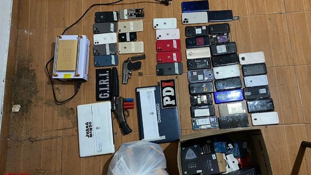 La investigación comenzó a raíz del robo de teléfonos celulares en la zona de GER y siguió con un allanamiento en el que se hallaron 27 aparatos robados en poder de Refojos.
